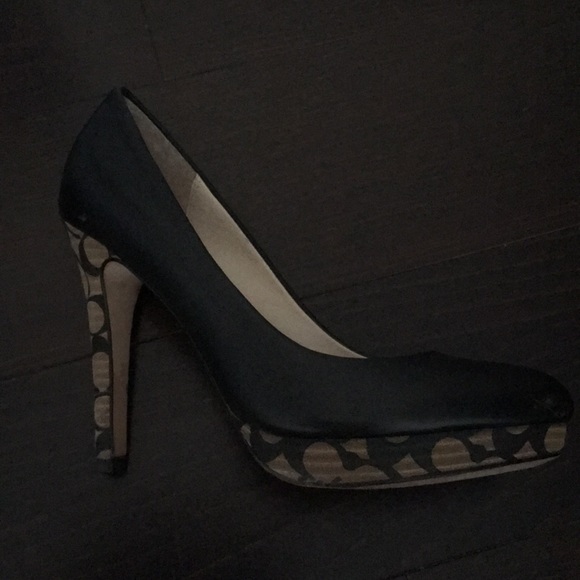 Black Coach pumps gently used size 6 - Picture 3 of 3